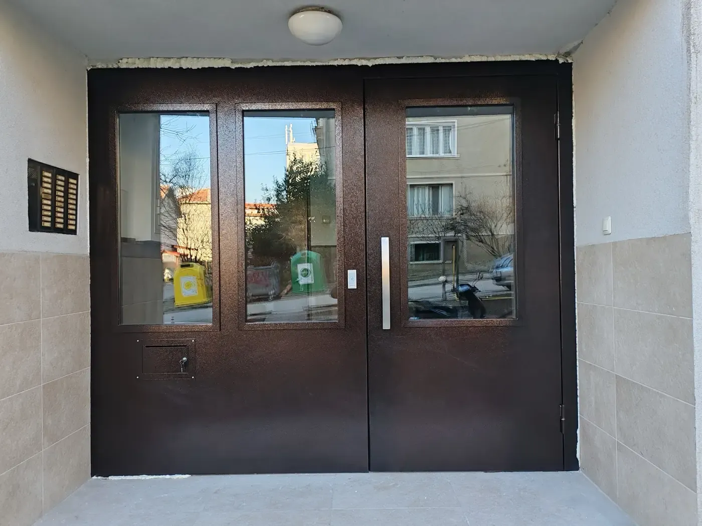 Медно кафява входна врата с три остъклени пана